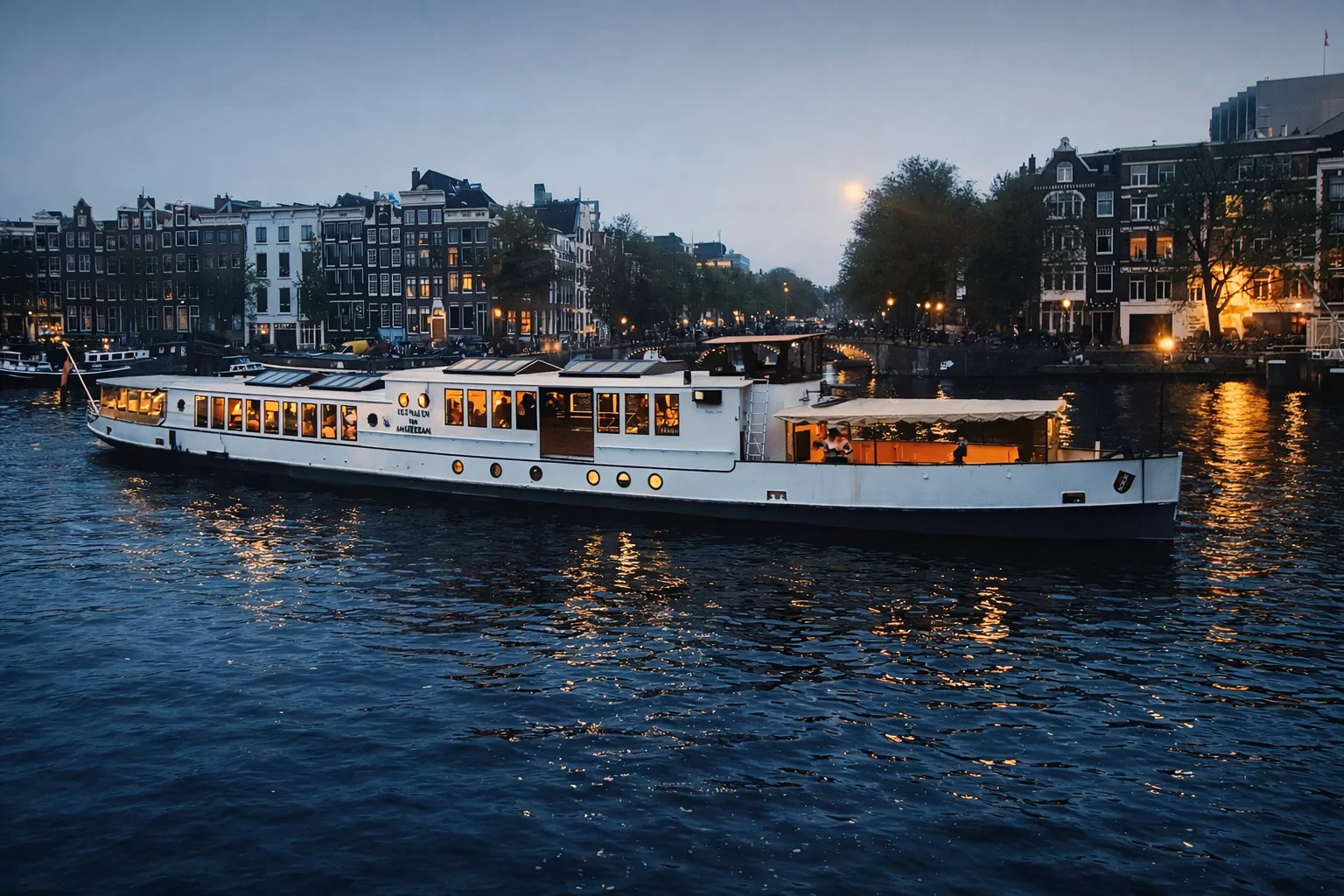 Boot in de schemering op de Amsterdamse grachten